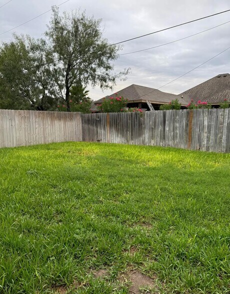 The unit features its own private backyard measuring approximately 32x37 ft. The master bedroom is t - 1306 W Heritage Dr