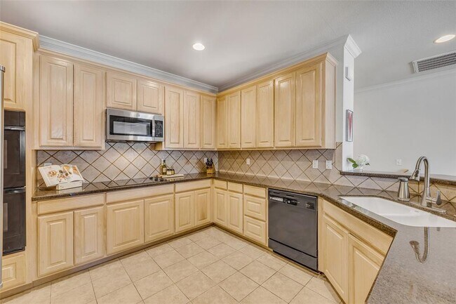 Building Photo - 5511 Oakwood Cove