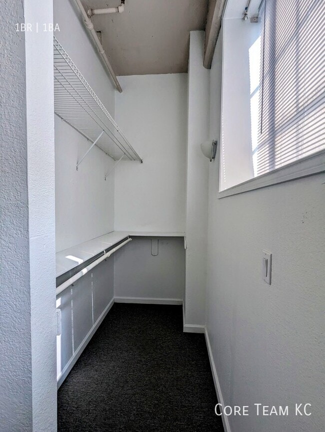 Building Photo - 320 W 7th St