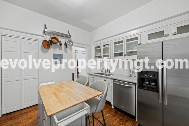 Building Photo - Charming 2 bedroom midtown unit.