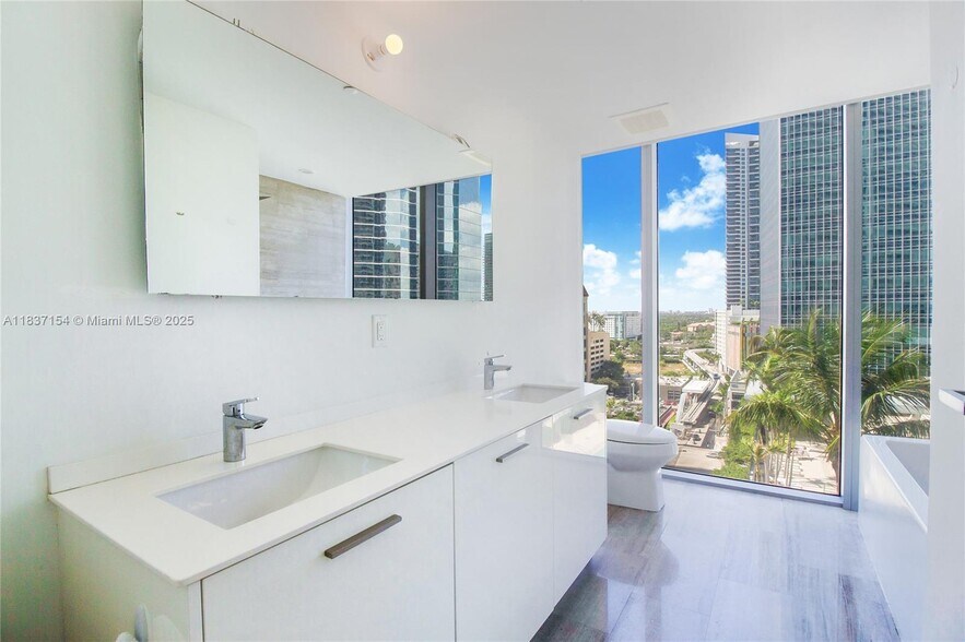 Building Photo - 1300 Brickell Bay Dr
