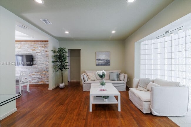 Building Photo - 250 NE 48th St