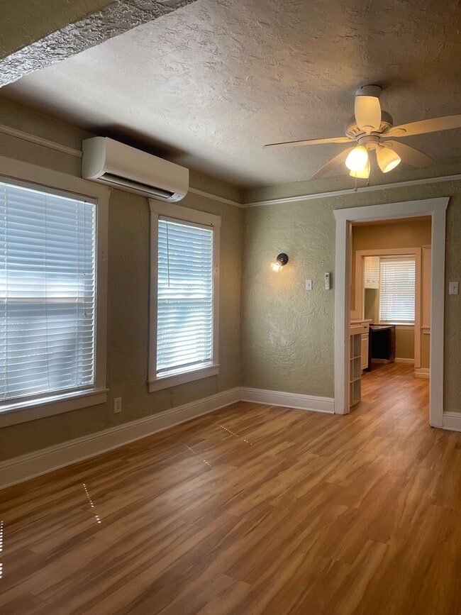 Building Photo - CHARMING 2 BED 1 BATH VICTORIAN HOME