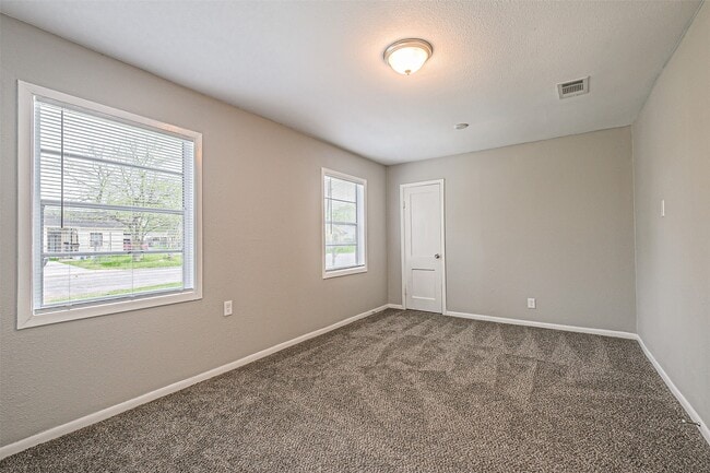 Building Photo - 1539 Pleasantville Dr