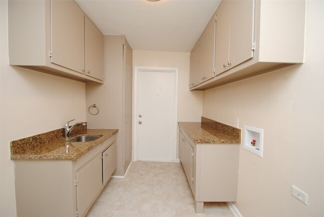 Building Photo - 10034 Cedardale Dr