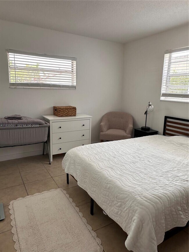 Building Photo - 1100 NE 1st Ct