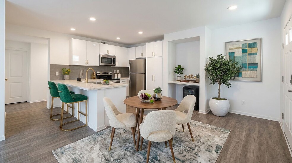 Interior Photo - Cahuenga Place