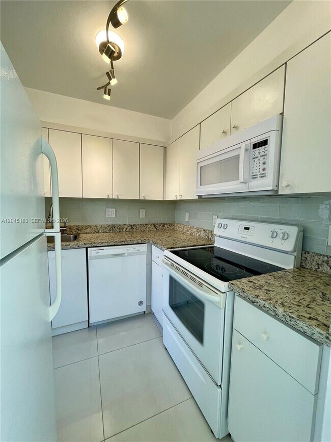 Building Photo - 220 Kings Point Dr