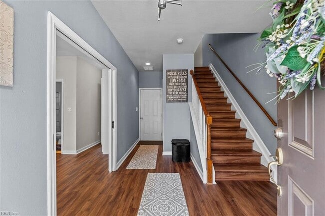 Building Photo - 3 Story Townhouse-style Condo Near Town Ce...