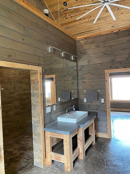 Building Photo - 978 Lakeview Dr