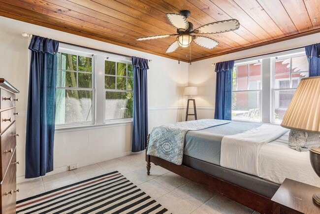 Building Photo - 102 SE 7th Ave