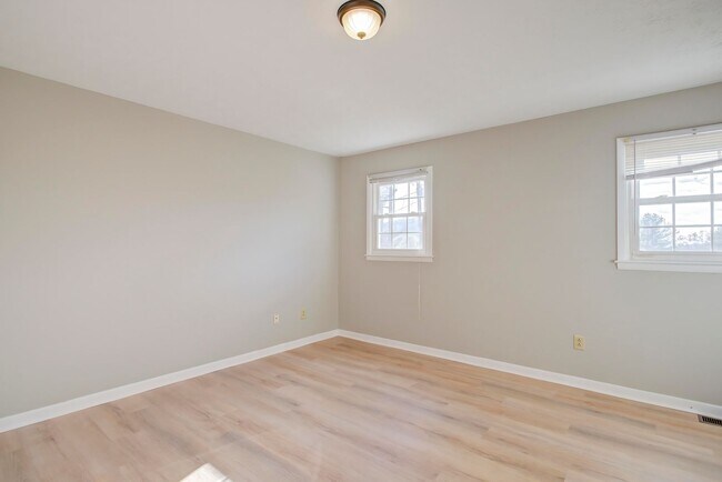 Building Photo - 5021 Emerald Dr