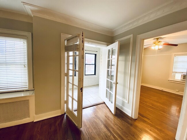 Building Photo - 807 W 48th St