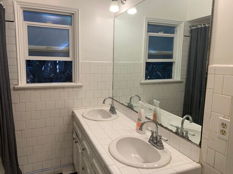 Building Photo - 412 N Doheny Dr