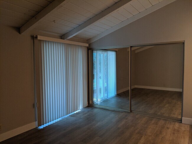 Building Photo - Remodeled 4 Bed 2 Bath Beauty in Vintage H...