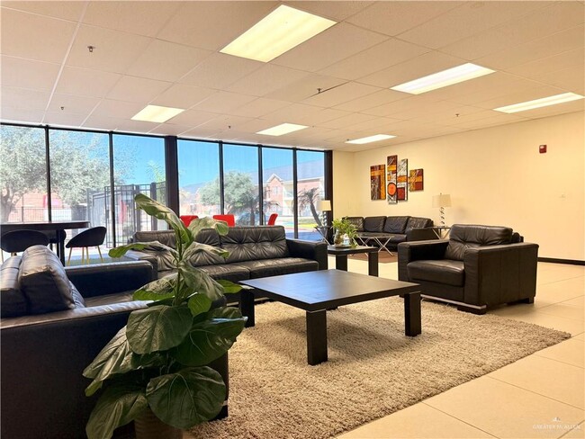 Building Photo - 38 Travis St