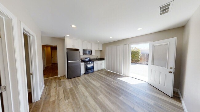 Building Photo - 7BD/4BA, Two Kitchens!