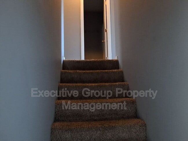 Building Photo - 1221 Clear Ridge Ln