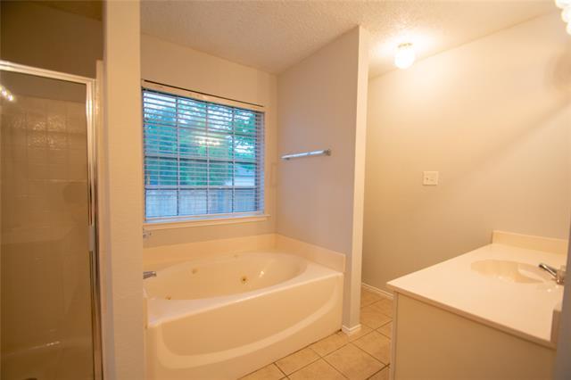 Building Photo - 2404 Whispering Creek Dr