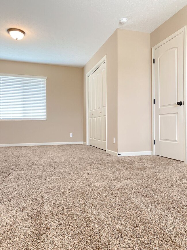 Building Photo - Beautiful & Nearly new SW Chalco area 4 bed Two Story