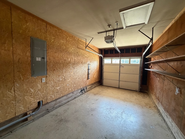Building Photo - 3BR/2BA Huntsville Rental with 1-Car Garage, Hardwood Flooring & Fenced Yard