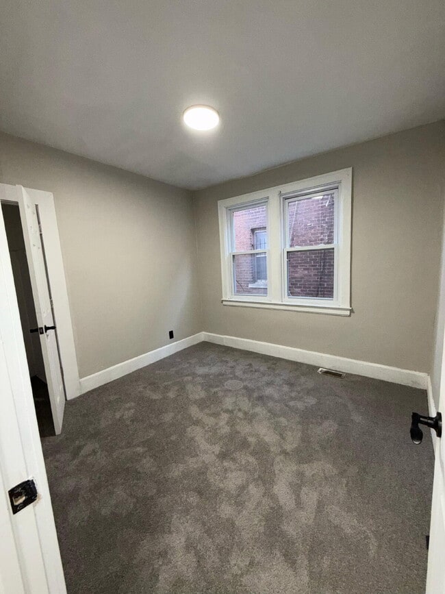 Building Photo - Bright & Cozy 3-Bed Duplex for Rent in Detroit