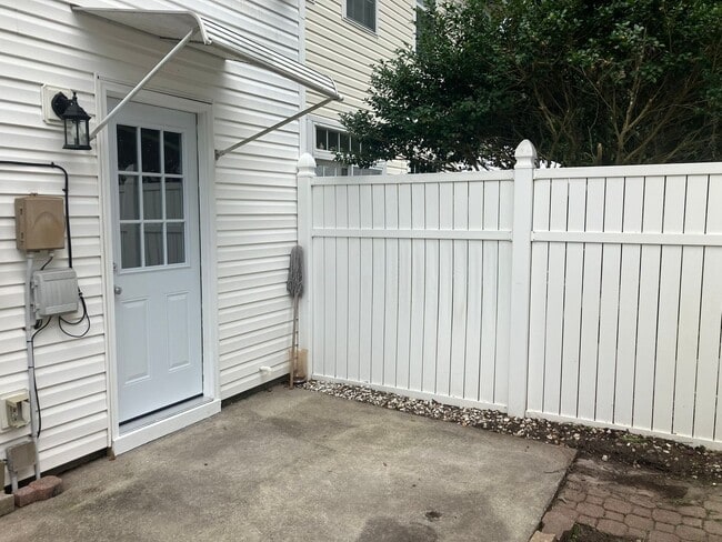 Building Photo - 3BR / 2.5BA @ Westbury Park