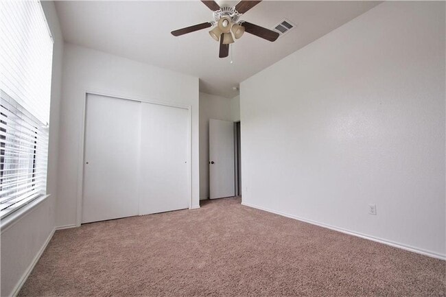 Building Photo - 2204 Old Sterling Rd