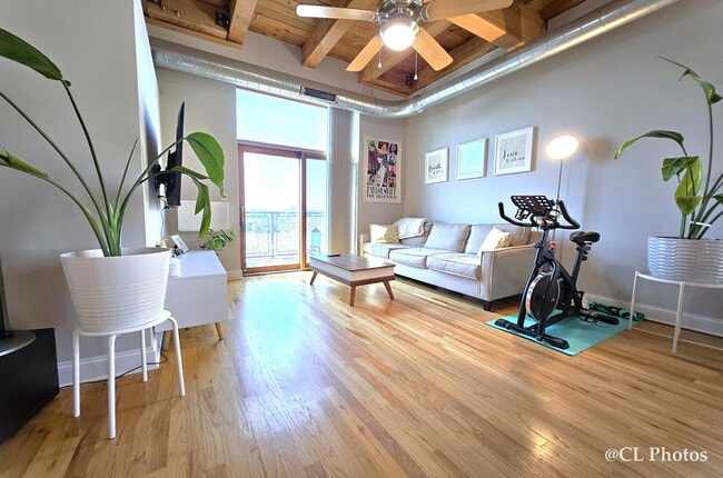 Building Photo - 500 N Damen Ave