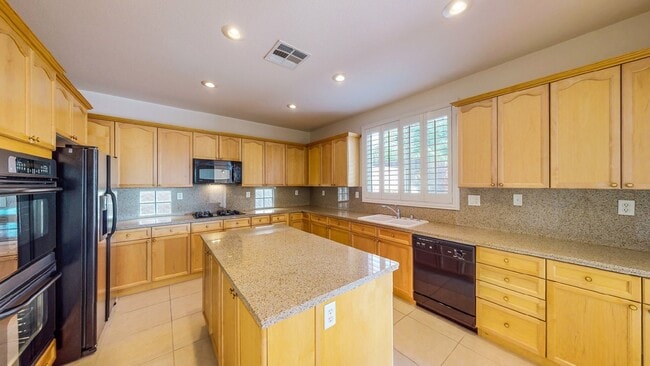 Building Photo - Beautiful 4 bedroom 3 full bath home with 2,902 Sq. FT. of living space.