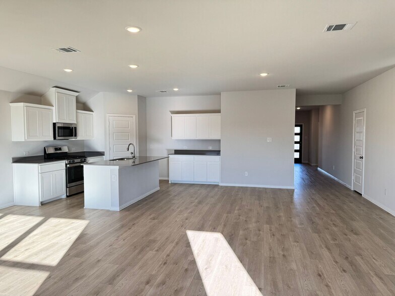 Building Photo - 2022 Sycamore Ridge Trl