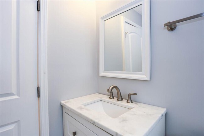 Building Photo - 667 Tara Cir SE