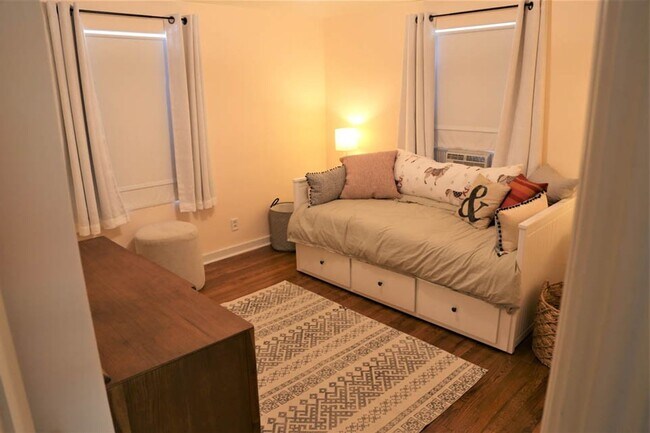 Building Photo - Charming 2 bed 1 bath Furnished, Utilities Included