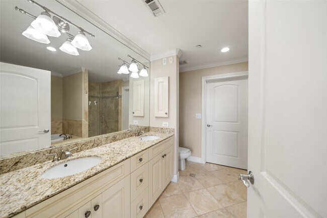 Building Photo - 1419 Montrose Blvd