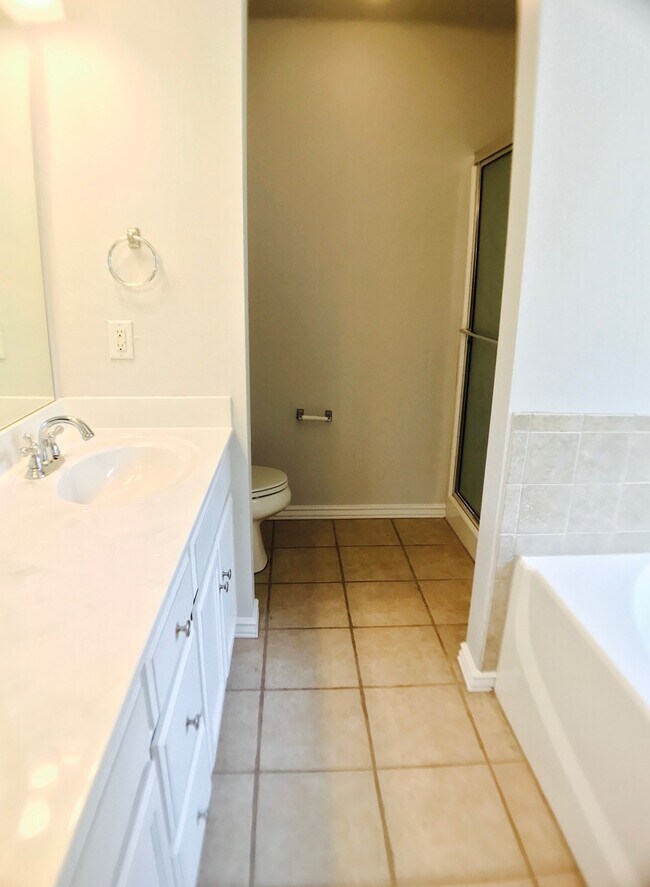 Building Photo - Large 4BD 3BA home located in a great Norm...