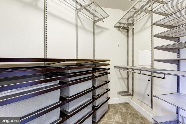 Building Photo - 9523 Bastille St