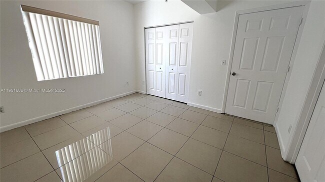 Building Photo - 909 SW 15th Ave