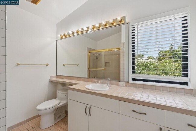 Building Photo - 660 La Casa Via