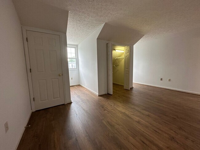 Building Photo - 2 Bedroom / 2 Bath Brick Condo - Bristol, TN