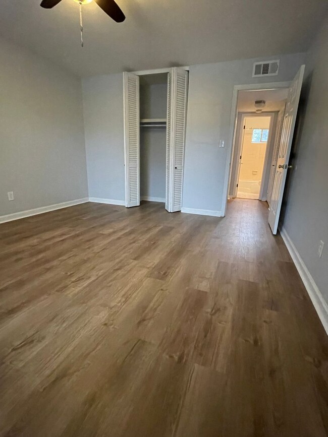 Building Photo - 2 bedroom, 1 bath apartment in small compl...