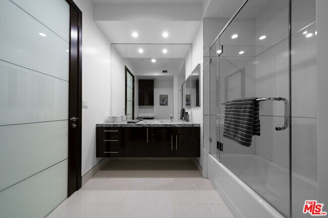 Building Photo - 1318 S Roxbury Dr