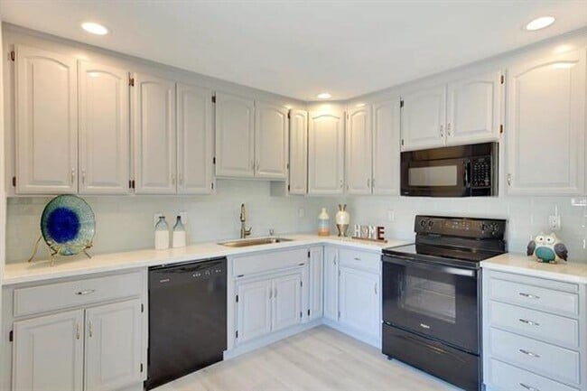 Building Photo - Cute Home in Blossom Hill with A/C, W/D, F...