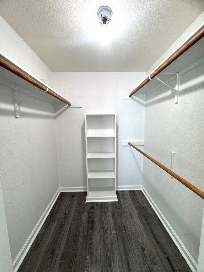 Building Photo - Remodeled 6 Bedroom in North Campus off Sp...