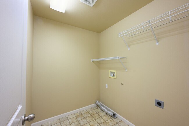 Building Photo - Wonderful 4 bedroom in SE Bend!