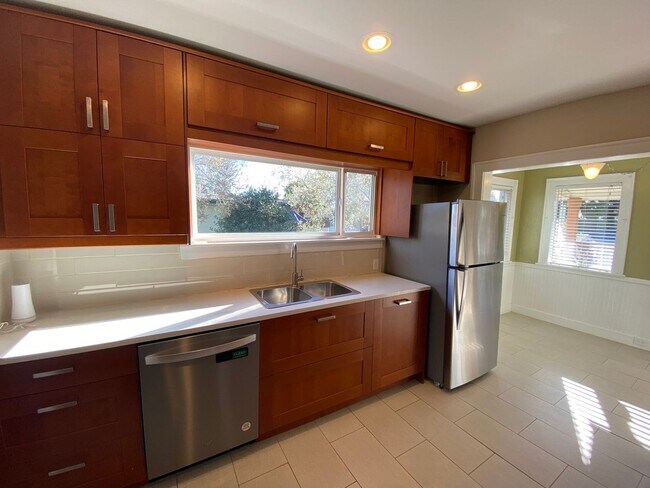 Building Photo - Ballard Loyal Heights Home