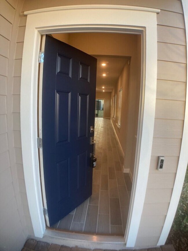 Building Photo - Stylish & Low-Maintenance Living in Oakleaf Community