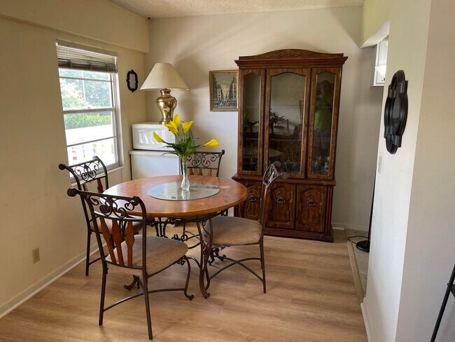 Building Photo - 198 Dorset E