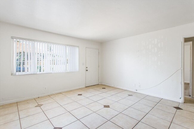 Building Photo - 2 bedroom Duplex with Huge yard!