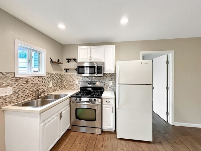 Building Photo - Charming 2BD/1BA Detached Condo in Univers...
