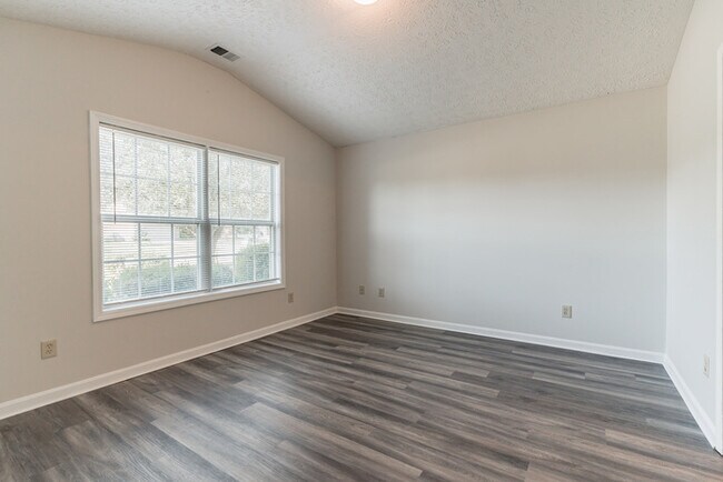 Building Photo - Three bedroom rental on Woodhaven Pl